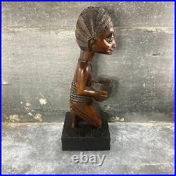 Statuette de porteuse de coupe, Yoruba, Nigéria