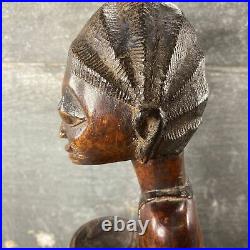Statuette de porteuse de coupe, Yoruba, Nigéria