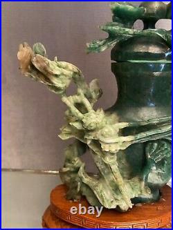 Sujet richement sculpté en pierre verte de type jadéite Chine Extrême-Orient