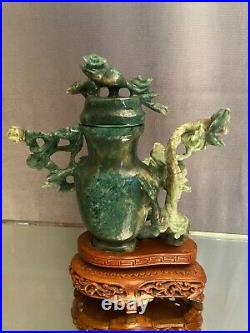 Sujet richement sculpté en pierre verte de type jadéite Chine Extrême-Orient