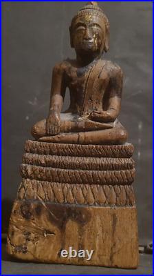Une ancienne Statue en bois d'un Bouddha