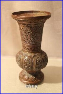 Vase ancien en cuivre bronze à décor ciselé Indo-persan Art de l'Islam