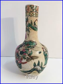 Vase chinois ancien a col long en grès émaillé décor de cavaliers